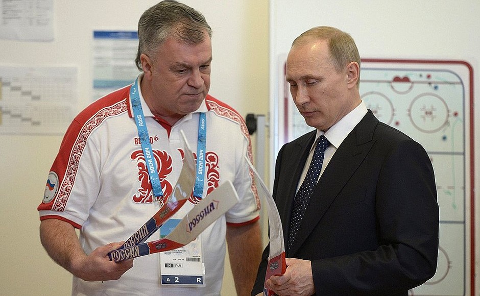 Встреча с членами сборной команды России по следж-хоккею. Владимиру Путину подарили клюшку для следж-хоккея.