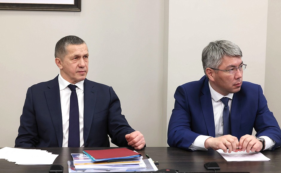 Deputy Prime Minister – Presidential Plenipotentiary Envoy to the Far Eastern Federal District Yury Trutnev (left) and Head of the Republic of Buryatia Alexei Tsydenov at a meeting on the implementation of a programme to develop the Far Eastern cities (via videoconference).