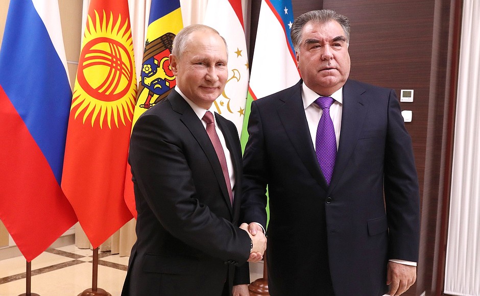 С Президентом Республики Таджикистан Эмомали Рахмоном перед началом неформальной встречи глав государств СНГ.