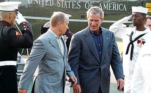 Прибытие в загородную резиденцию Президента США Кемп-Дэвид. У трапа вертолета Владимира Путина встречал лично Джордж Буш.