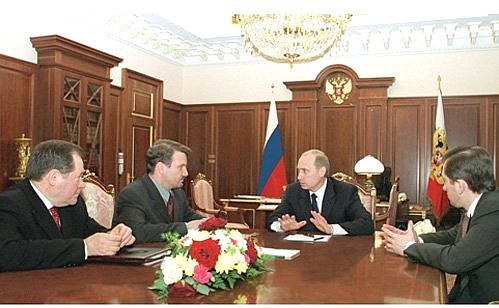 President Vladimir Putin meeting with Economic Development and Trade Minister German Gref and Tax Minister Gennady Bukayev (left), and Labour and Social Development Minister Alexander Pochinok (right).