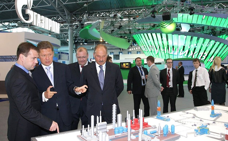 Visiting the display stand of Gazprom, partner companie of the St Petersburg International Economic Forum. With Gazprom CEO Alexei Miller and Chairman of Vnesheconombank (VEB) Vladimir Dmitriev.