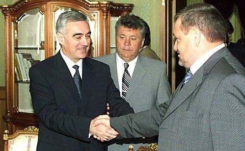 Глава администрации Чечни Ахмат Кадыров (справа) поздравил Мурата Зязикова (слева), избранного на выборах 28 апреля Президентом Ингушетии, перед началом совещания по вопросам социально-экономического развития Южного федерального округа.
