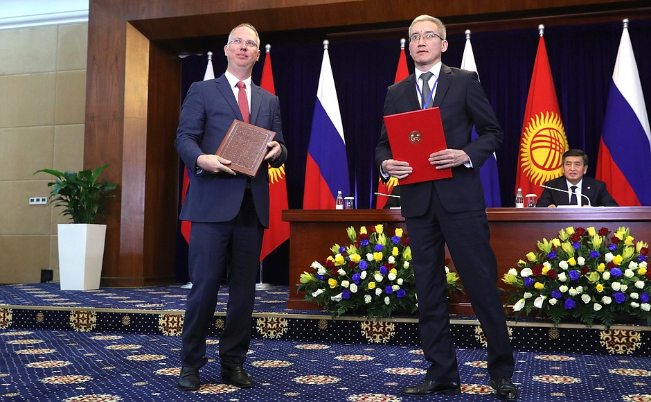 Церемония обмена документами, подписанными в ходе государственного визита Президента России в Киргизию.