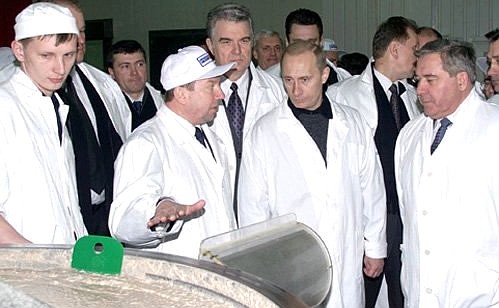 С губернатором Омской области Леонидом Полежаевым (справа) во время посещения мясоперерабатывающего комбината «Омский бекон».