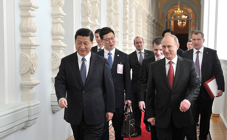 С Председателем КНР Си Цзиньпином. Перед началом российско-китайских переговоров в расширенном составе.