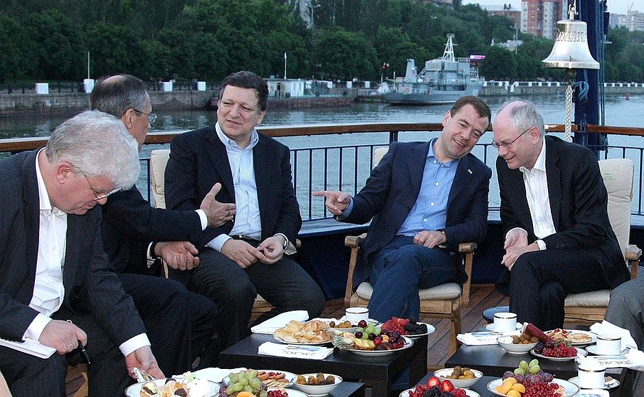 Permanent Russian Envoy to the European Union Vladimir Chizhov, Foreign Minister Sergei Lavrov, President of the European Commission Jose Manuel Barroso, Dmitry Medvedev, and President of the European Council Herman Van Rompuy during an informal dinner.