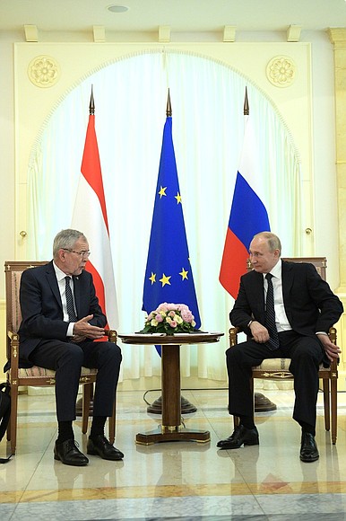 С Федеральным президентом Австрии Александром ван дер Белленом.