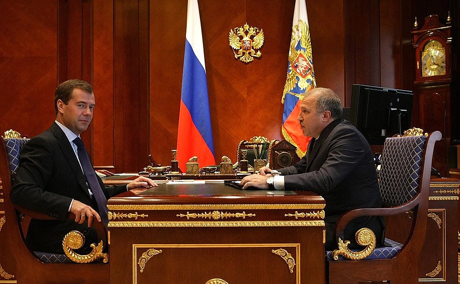 С первым вице-президентом компании «Роснефть» Эдуардом Худайнатовым.