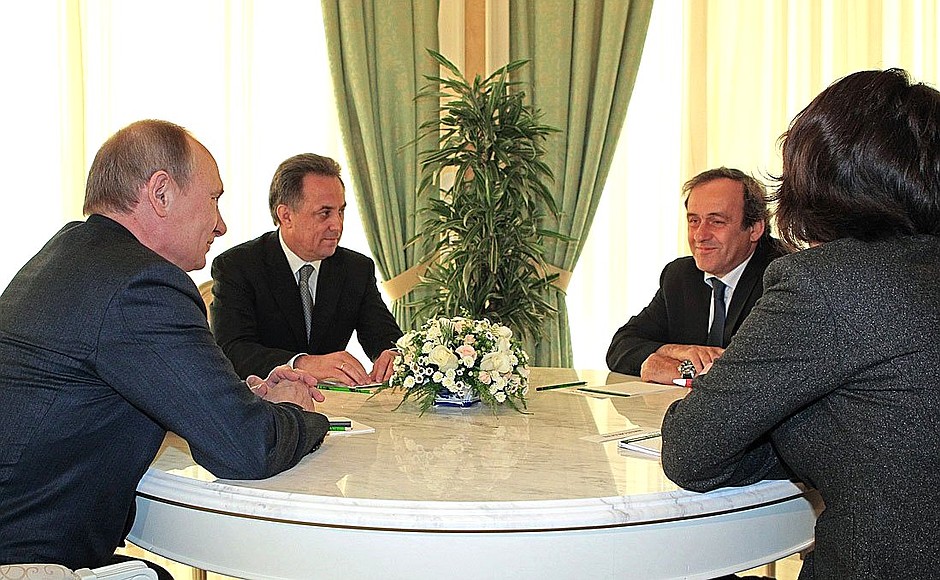 В ходе встречи с президентом УЕФА Мишелем Платини. Второй слева – Министр спорта Виталий Мутко.