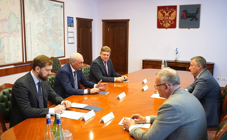 Presidential Plenipotentiary Envoy to the Siberian Federal District Anatoly Seryshev and Deputy Chief of Staff of the Presidential Executive Office Magomedsalam Magomedov meet with Governor of the Irkutsk Region Igor Kobzev.
