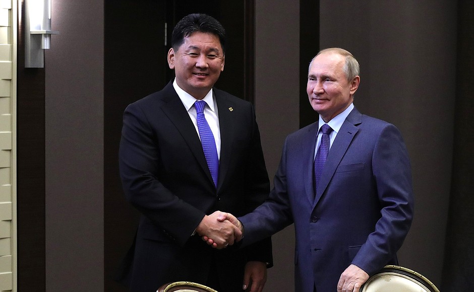 С Премьер-министром Монголии Ухнагийн Хурэлсухом.