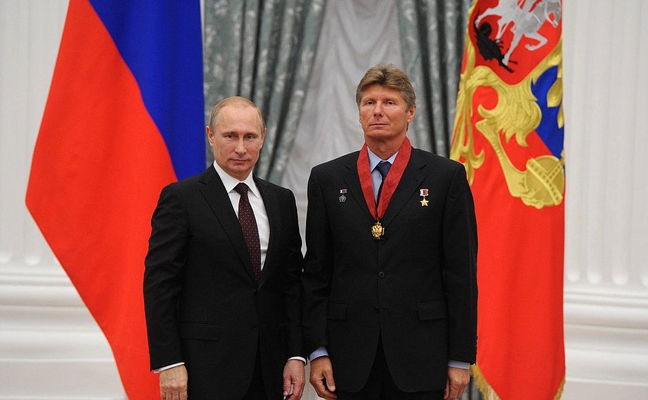 Presenting Russian Federation state decorations. The Order for Services to the Fatherland, II degree, is awarded to instructor and test cosmonaut Gennady Padalka.