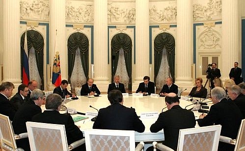 На встрече с руководством Государственной Думы и лидерами фракций.