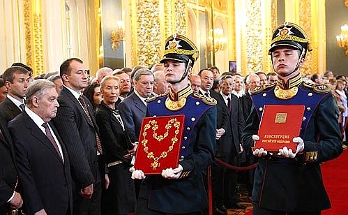 Церемония вступления Дмитрия Медведева в должность Президента России. Вносятся Конституция России и Знак Президента.