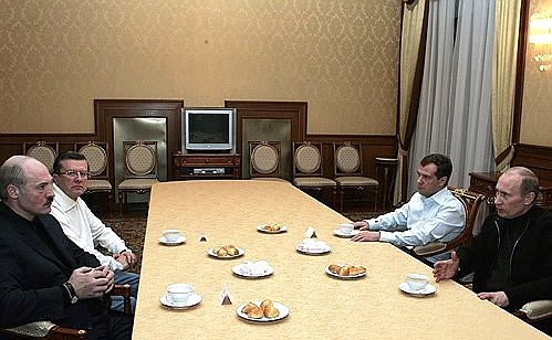 С Президентом Белоруссии Александром Лукашенко, Председателем Правительства Виктором Зубковым и Первым заместителем Председателя Правительства Дмитрием Медведевым (слева направо) в резиденции Бочаров Ручей.