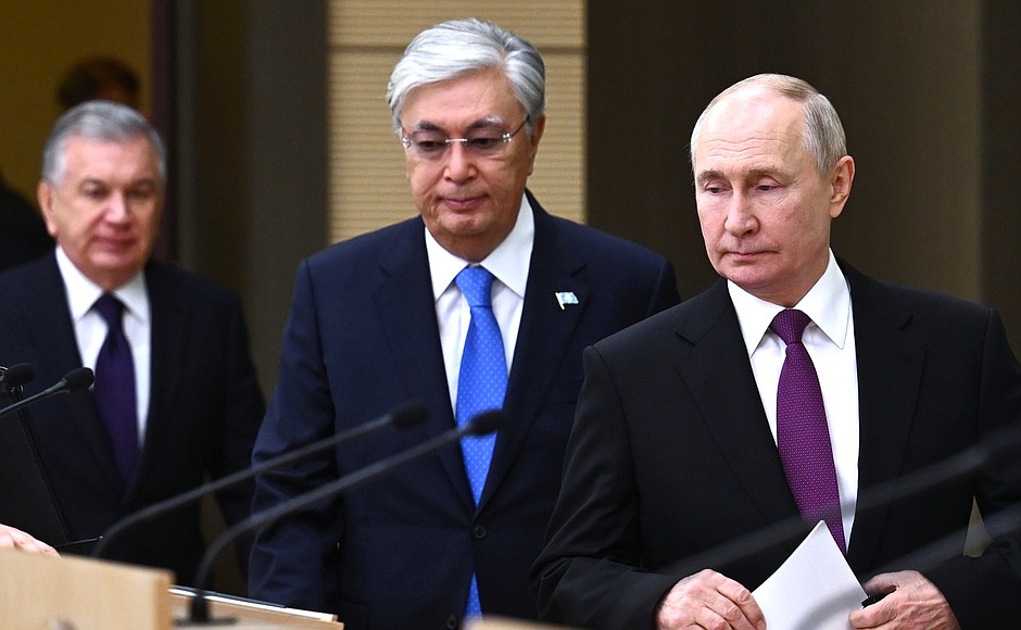 With President of Kazakhstan Kassym-Jomart Tokayev and President of Uzbekistan Shavkat Mirziyoyev, left, before the launch of Russian gas supplies to Uzbekistan via Kazakhstan.