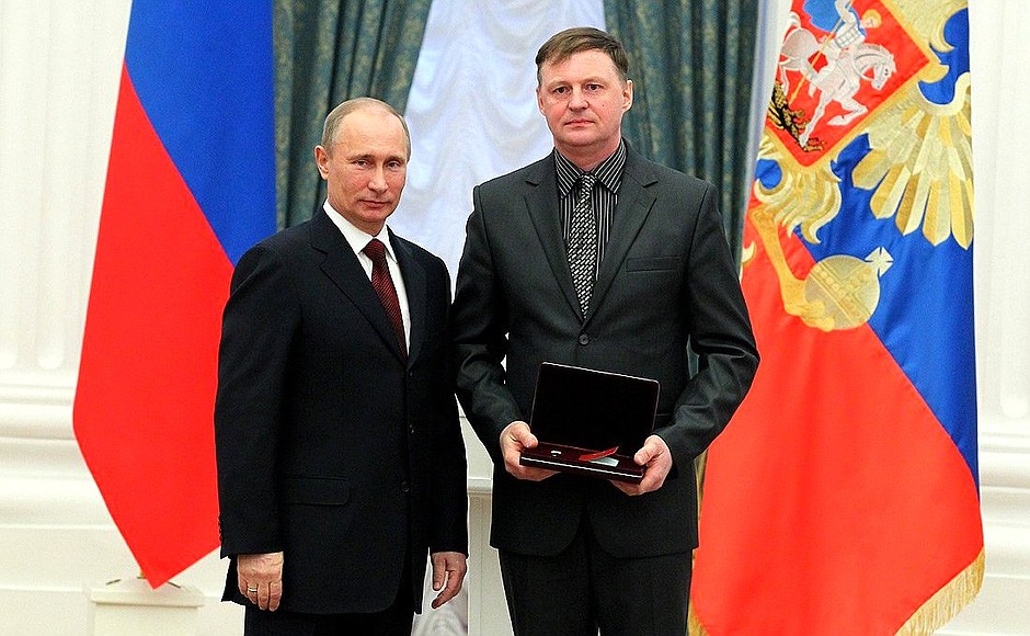 Viktor Dmitriyev, an assembly line adjuster at the Sinarsk Pipe Plant, was awarded the honorary title Merited Metalworker of the Russian Federation.