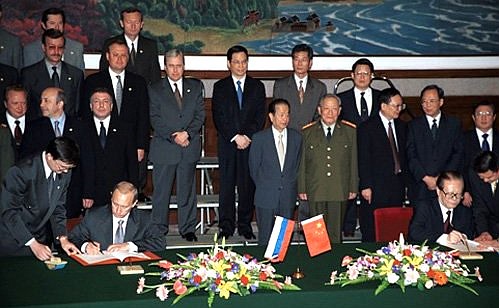 President Putin signing the Beijing Declaration.