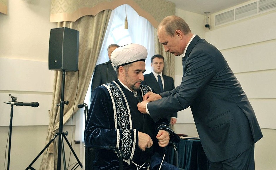 Presentation of state awards. President of the Spiritual Directorate of Muslims of the Republic of Tatarstan Mufti Ildus Faizov awarded the Order of Friendship.