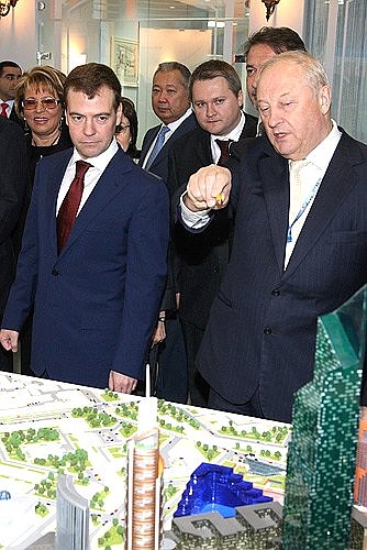 У макета будущего комплекса зданий в Екатеринбурге. Пояснения даёт губернатор Свердловской области Эдуард Россель.