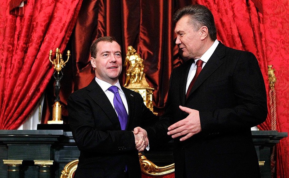С Президентом Украины Виктором Януковичем. Перед началом заседания Совета глав государств СНГ.