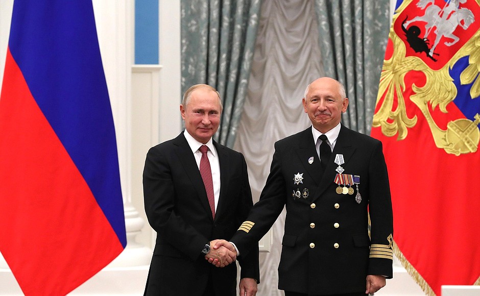 Captain of the Christophe de Margerie LNG carrier Sergei Zybko was awarded the Order for Naval Service.