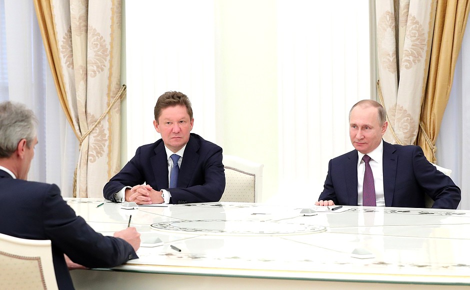 В ходе встречи с генеральным директором, председателем правления нефтегазового концерна «ОМФау» Райнером Зеле. Слева – председатель правления компании «Газпром» Алексей Миллер.