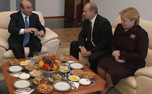 Владимир и Людмила Путины во время беседы с Президентом Киргизии Аскаром Акаевым.