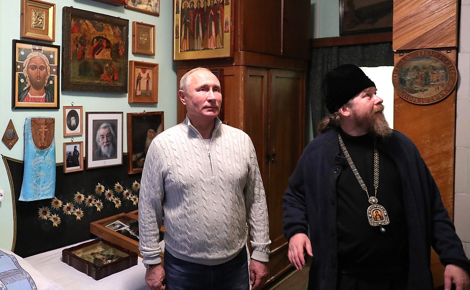С митрополитом Псковским и Порховским Тихоном в ходе посещения Свято-Успенского Псково-Печерского монастыря.