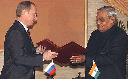 President Putin and Indian Prime Minister Atal Bihari Vajpayee signing Russian-Indian documents.