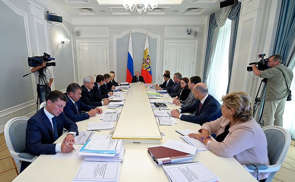 Meeting on the draft federal budget for 2013–2015.