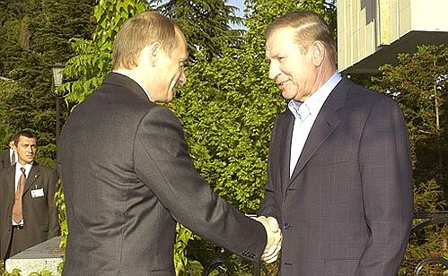 President Putin meeting with Ukrainian President Leonid Kuchma.