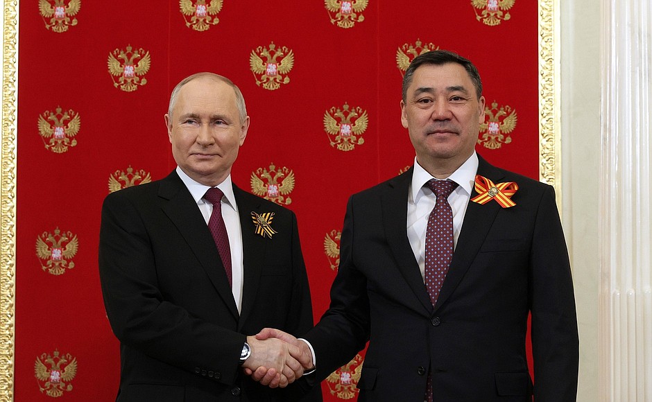 Before the parade, Vladimir Putin welcomed the heads of foreign states who had arrived in Moscow for the celebrations, in the Heraldic Hall of the Kremlin. With President of Kyrgyzstan Sadyr Japarov.