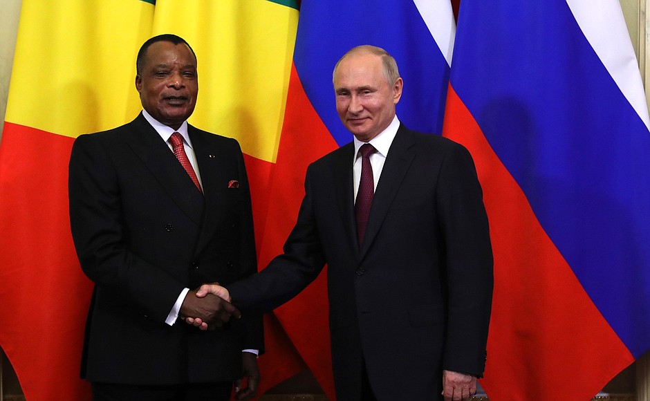 С Президентом Республики Конго Дени Сассу-Нгессо на церемонии обмена документами, подписанными по итогам российско-конголезских переговоров.