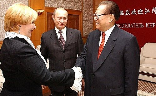 Chinese President Jiang Zemin met with President Putin and his wife, Lyudmila, at Beijing University.