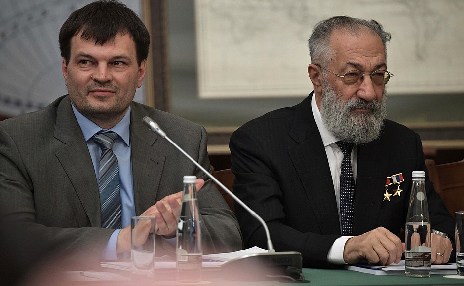 At a meeting of the Russian Geographical Society Board of Trustees. Oceanologist and explorer of the Arctic and Antarctic Artur Chilingarov (right) and Dmitry Glazov, lead engineer of the Severtsov Institute of Ecology and Evolution of the Russian Academy of Science.