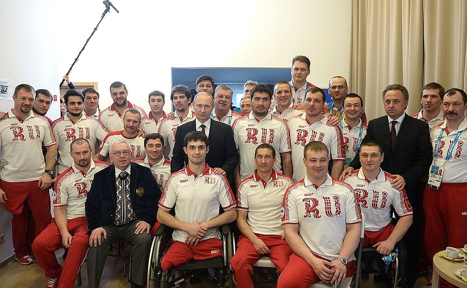 With Russian national ice sledge hockey team members.