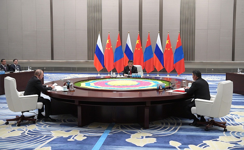 Meeting with Chinese President Xi Jinping and President of Mongolia Khaltmaagiin Battulga.