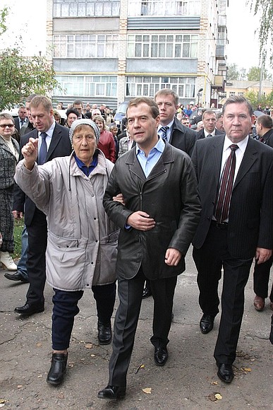 With a resident of the town of Shchigry and Governor of Kursk Region Alexander Mikhailov (right).