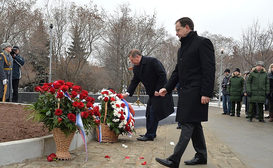 Chief of Staff of the Presidential Executive Office Sergei Ivanov lays a wreath at the memorial to Mikhail Skobelev. With Culture Minister Vladimir Medinsky.