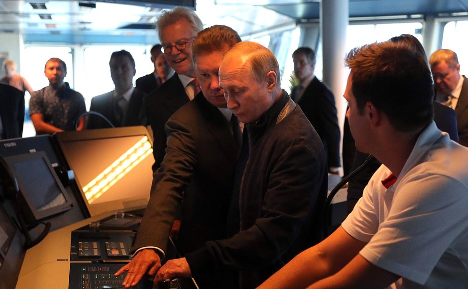 На судне-трубоукладчике Pioneering Spirit. С главой компании «Газпром» Алексеем Миллером.