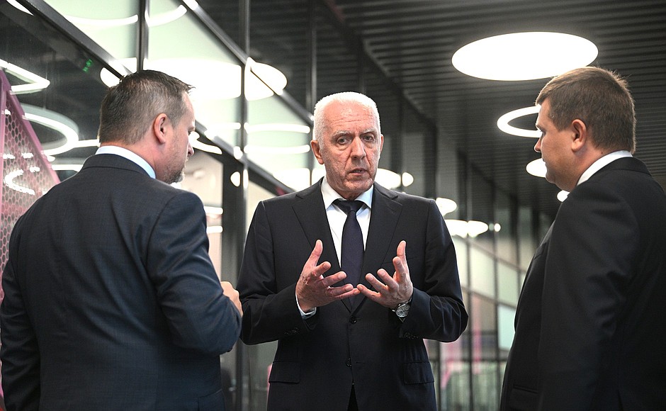 Presidential Plenipotentiary Envoy to the Northwestern Federal District Alexander Gutsan during a visit to the Intelligent Electronics – Valdai Innovative Scientific and Technological Centre.
