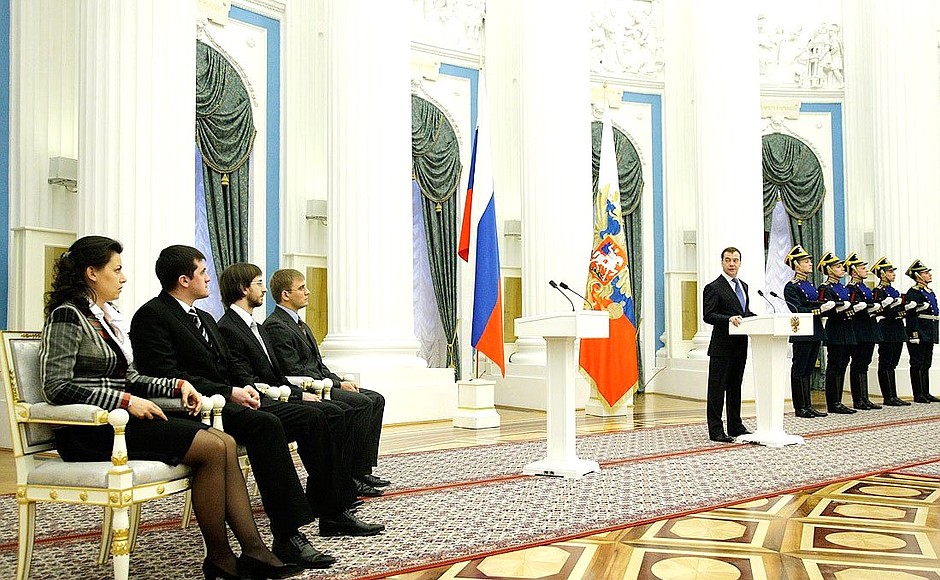 Церемония вручения премий Президента Российской Федерации в области науки и инноваций для молодых учёных за 2009 год.