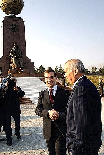 С Президентом Узбекистана Исламом Каримовым у Монумента независимости и гуманизма.
