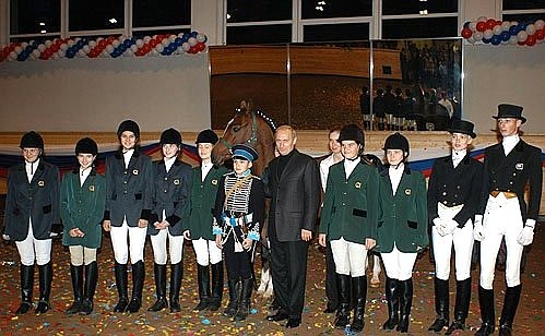 С учениками детской школы верховой езды Московского конного завода №1.