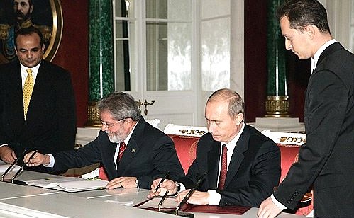 На церемонии подписания Совместного заявления по итогам российско-бразильских переговоров с Президентом Бразилии Луисом Инасиу Лулой да Силвой.