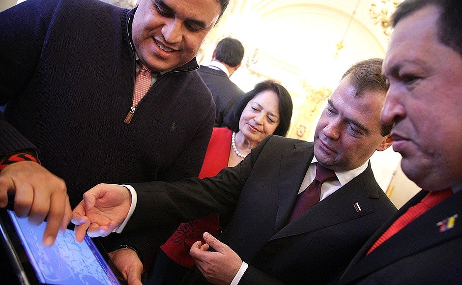 С Президентом Венесуэлы Уго Чавесом (справа).