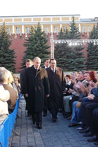 Владимир Путин и Президент Египта Хосни Мубарак пришли на концерт Дмитрия Хворостовского.