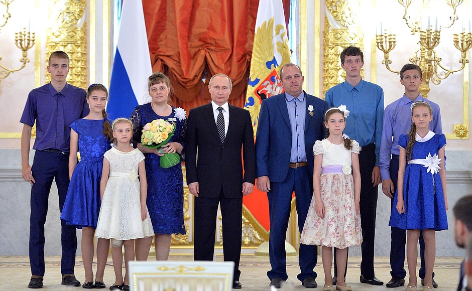 Natalia and Viktor Khvorov from Sverdlovsk Region are awarded the Order of Parental Glory.